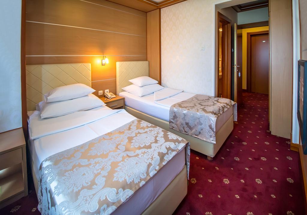 Hotel Cezar Баня-Лука Экстерьер фото