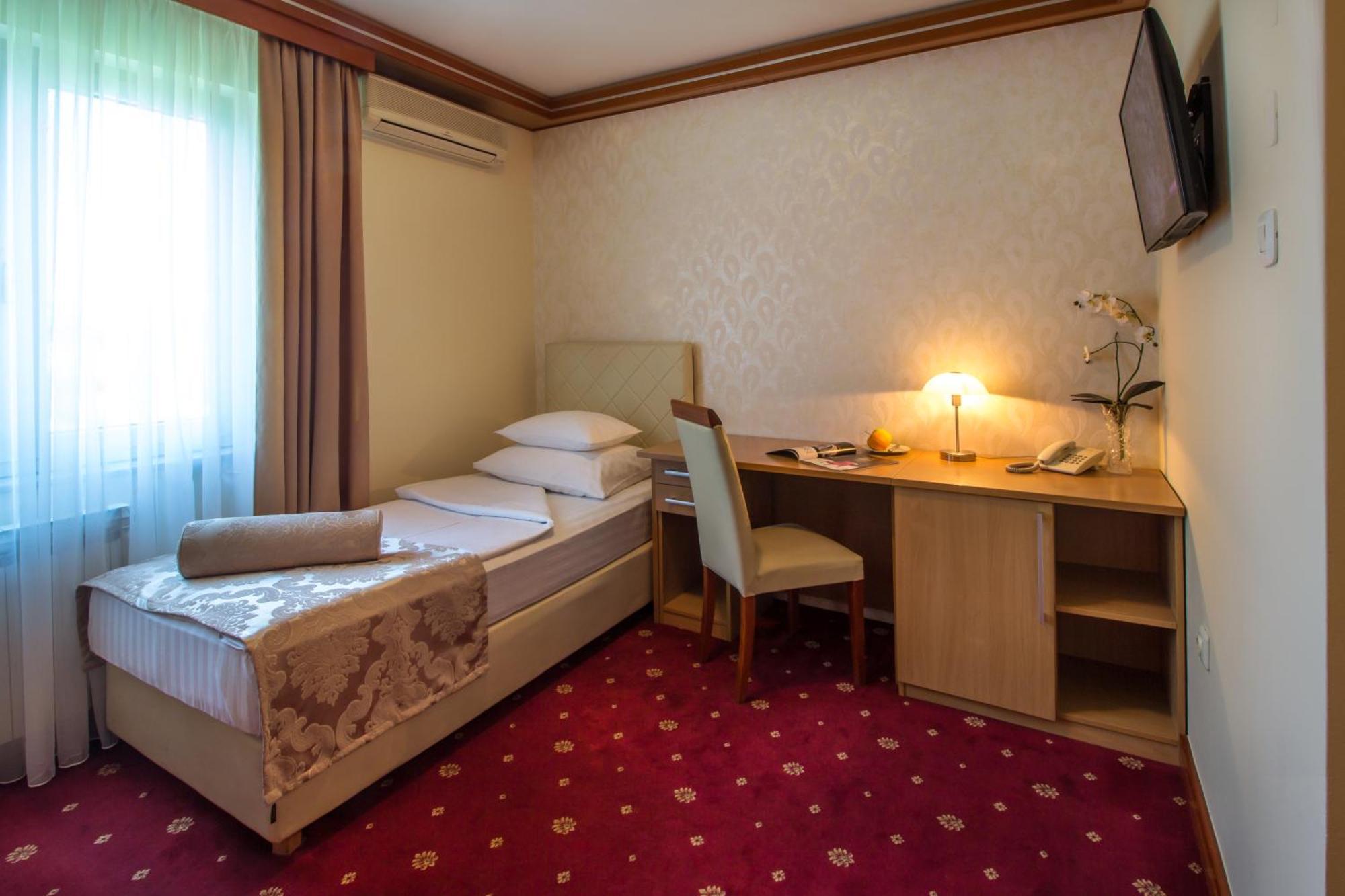 Hotel Cezar Баня-Лука Экстерьер фото