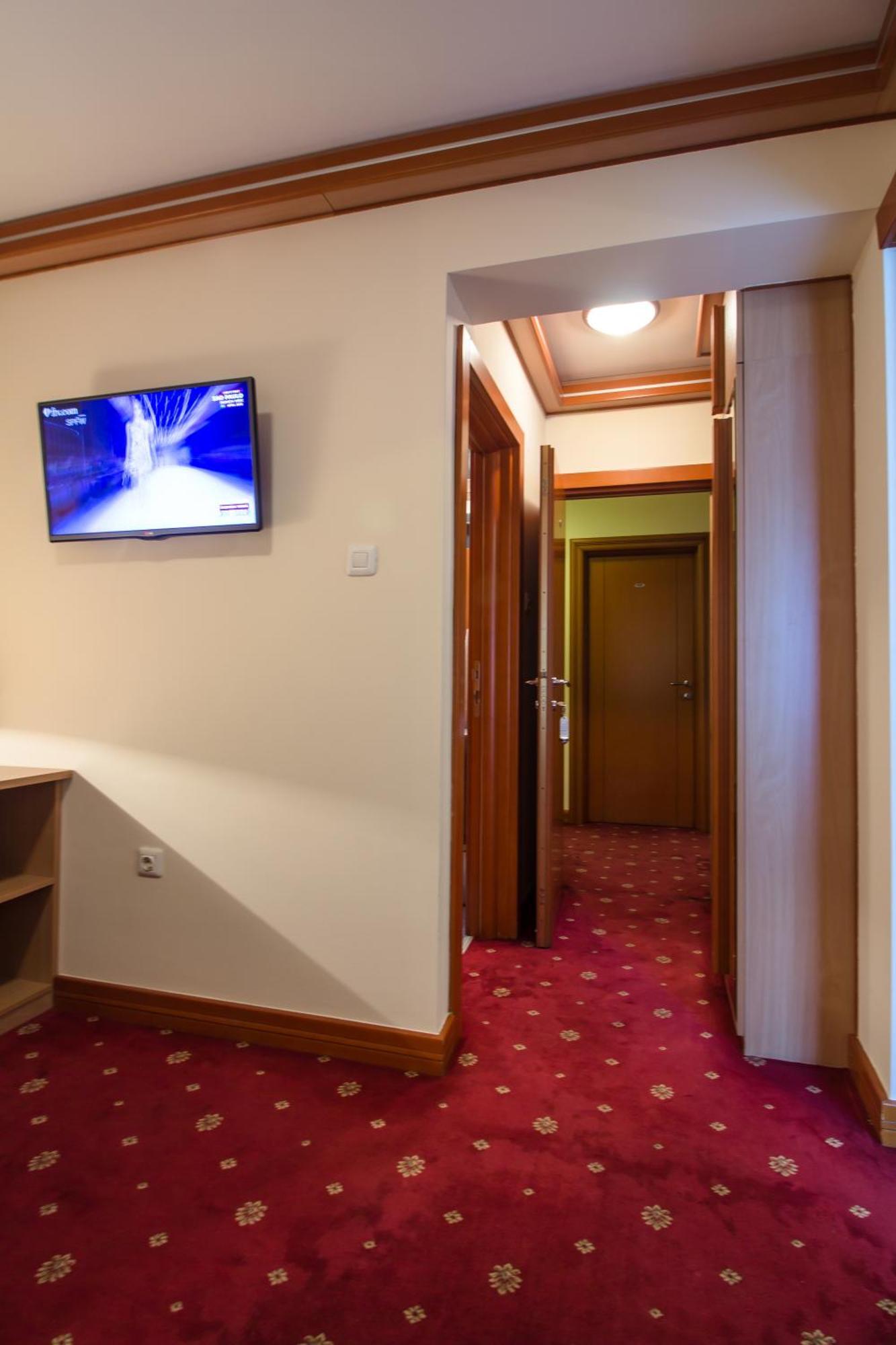 Hotel Cezar Баня-Лука Экстерьер фото
